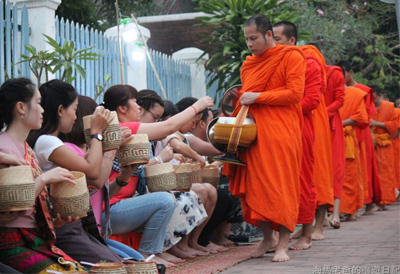 {寮國行旅} 延續千年的善念，晨霧中踽踽而行的橘色身影